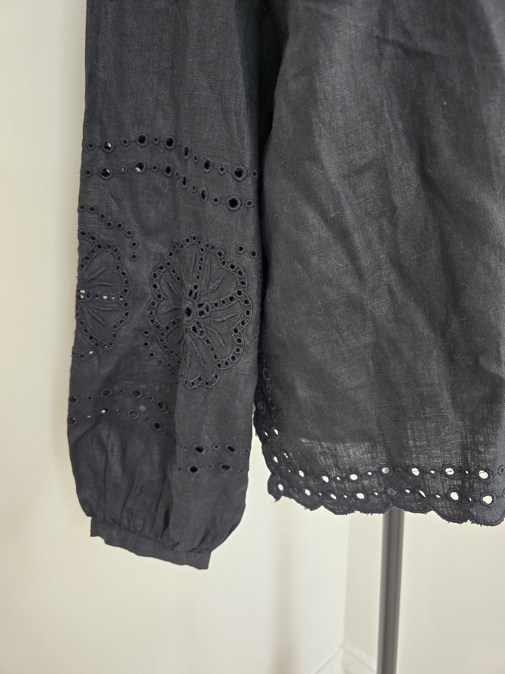 J. Crew Bungalow 100% Linen Black Embroidered Eyelet V-Neck Blouse Large - Picture 3 of 8